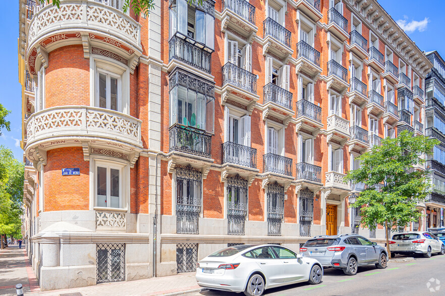 Calle De Juan De Mena, 19, Madrid, Madrid for rent - Building Photo - Image 2 of 2