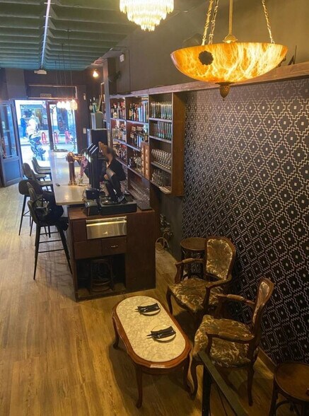 Retail in Barcelona, Barcelona to rent - Building Photo - Image 3 of 3