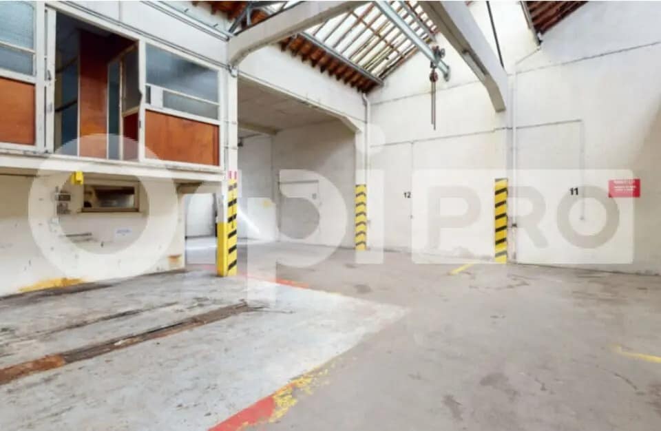 Location Local d'activités 250 m² - Photo 1