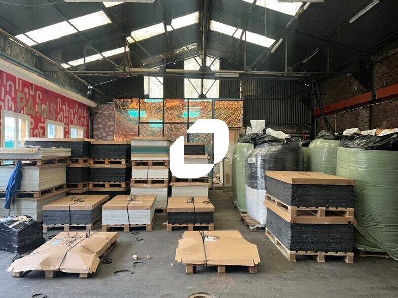Light Industrial in Aubervilliers to rent - Interior Photo - Image 3 of 8