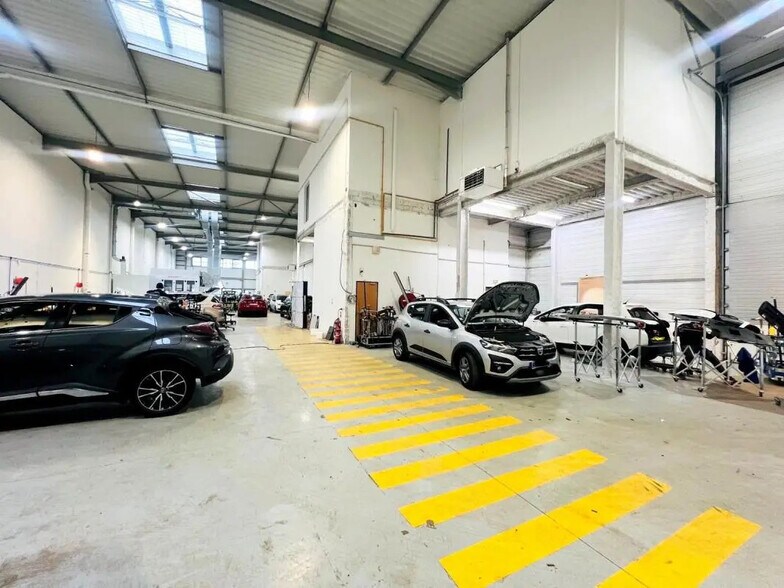Light Industrial in Élancourt to rent - Building Photo - Image 1 of 13