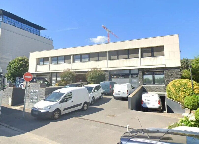 Light Industrial in Nanterre to rent - Building Photo - Image 1 of 3