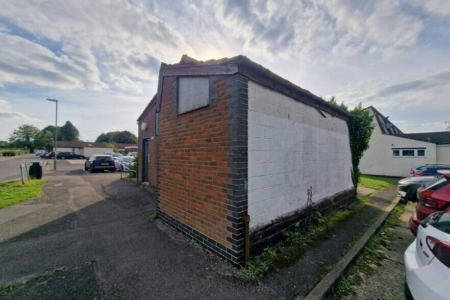 6 Buckingham Parade, Basingstoke for sale - Building Photo - Image 2 of 5