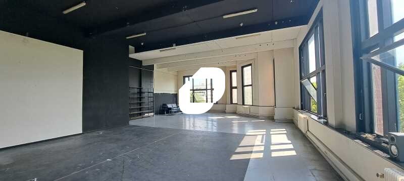 Light Industrial in Paris to rent - Building Photo - Image 2 of 15