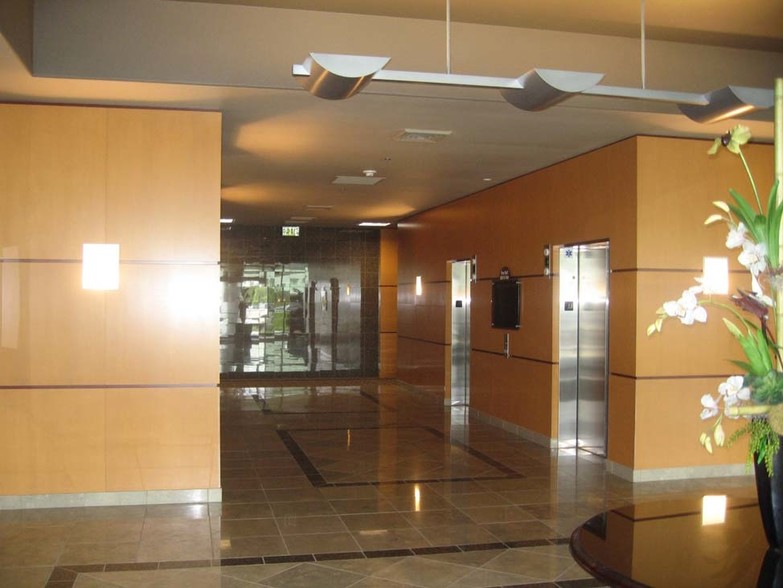 8050 N Palm Ave, Fresno, CA for rent - Lobby - Image 2 of 8