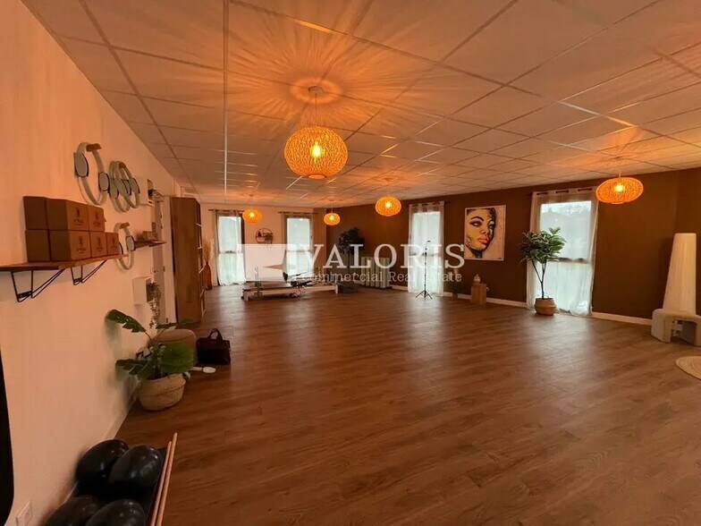 Office in Aix-en-Provence to rent - Primary Photo - Image 2 of 7