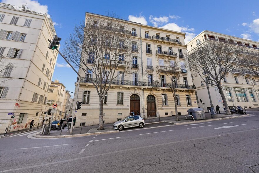 Office in Marseille to rent - Building Photo - Image 2 of 11
