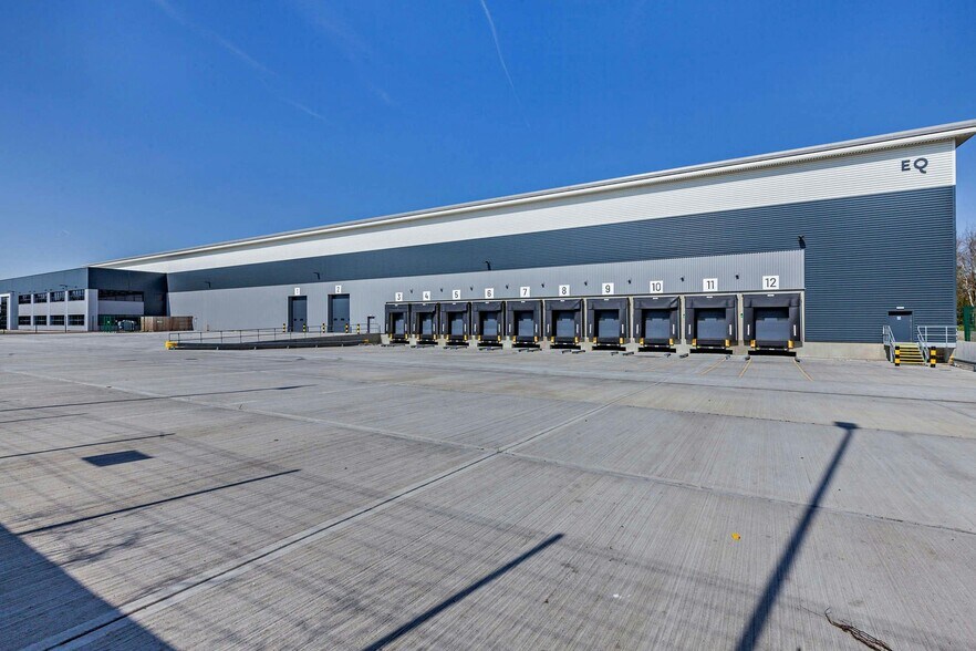 122 Basildon Endeavour Point, Basildon to rent - Building Photo - Image 2 of 12