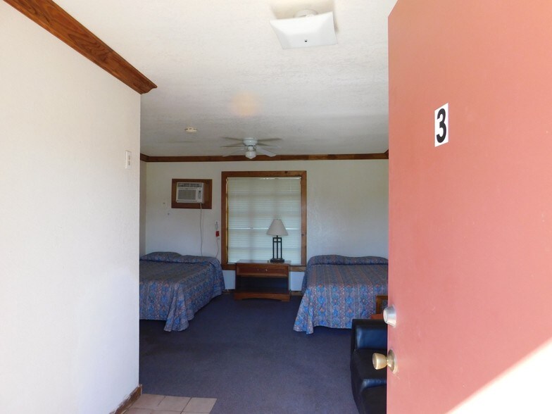 1 Highway 44A Hwy, Lone Wolf 73655 UK