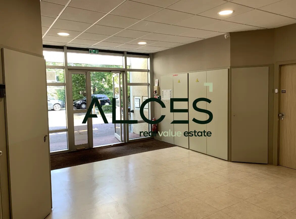 Office in Pessac to rent Lobby- Image 1 of 3