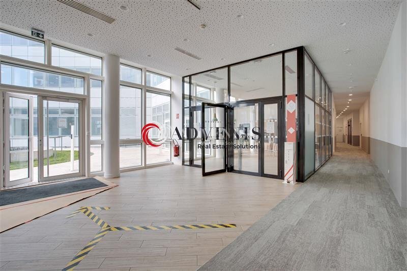 Office in Tremblay-en-France to rent - Interior Photo - Image 2 of 12