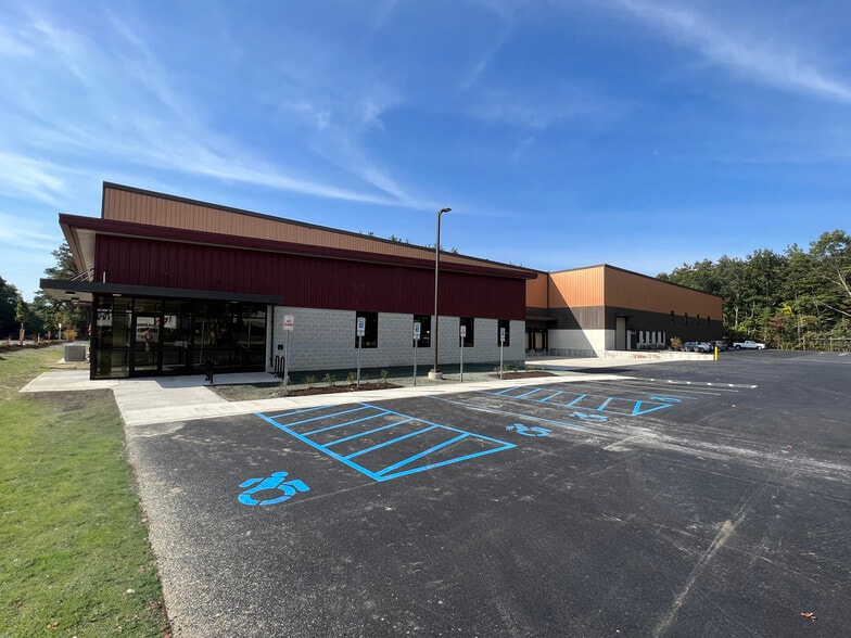 42 Corporate Circle, Albany, NY to rent - Building Photo - Image 2 of 9