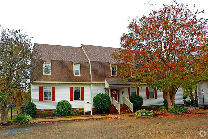 744 Thimble Shoals Blvd, Newport News, VA for rent - Primary Photo - Image 1 of 12