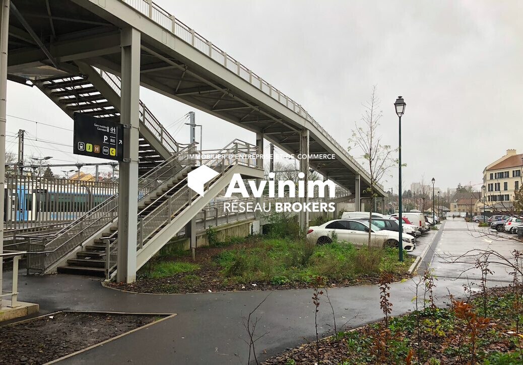 Retail in Pontoise to rent Building Photo- Image 1 of 3
