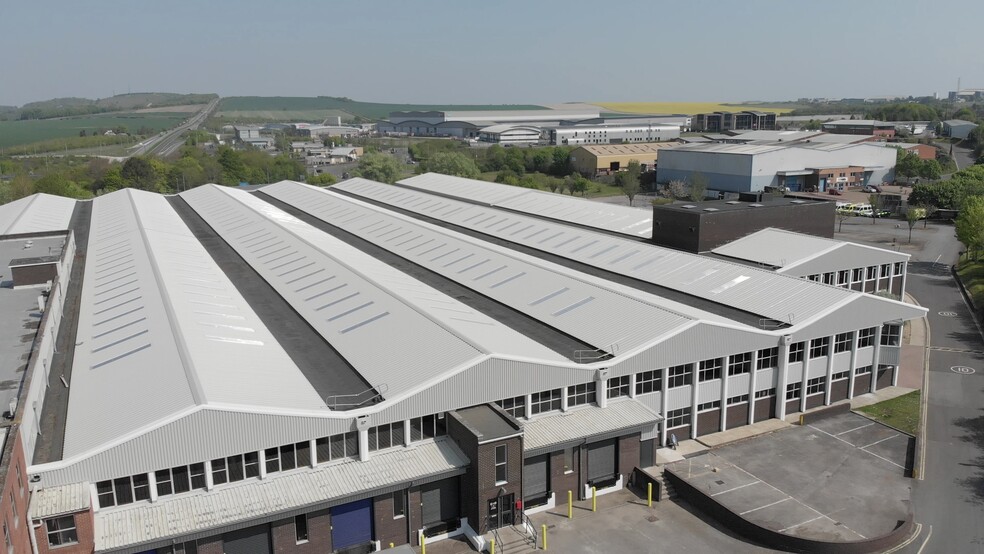 London Rd, Amesbury to rent - Building Photo - Image 2 of 32