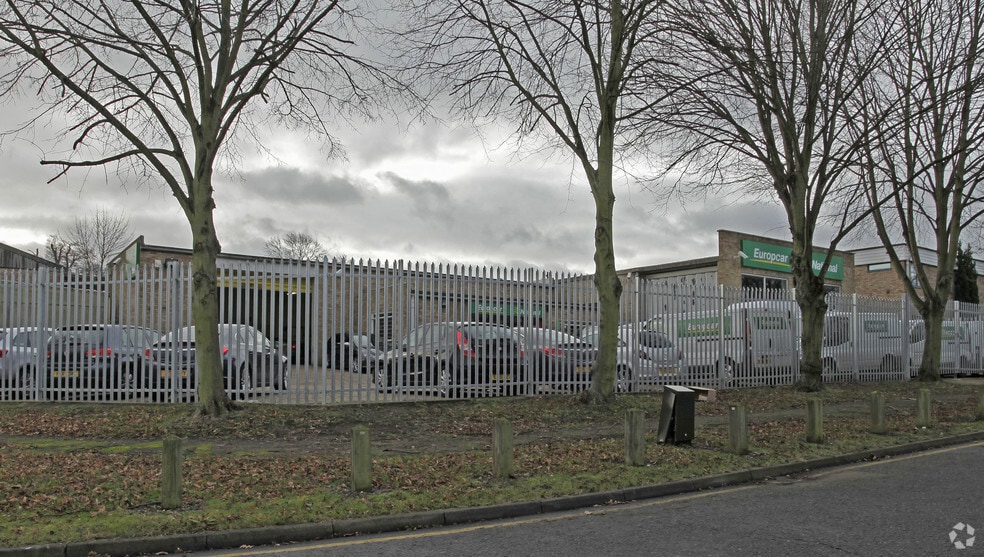 39 Crompton Rd, Stevenage to rent - Primary Photo - Image 1 of 3