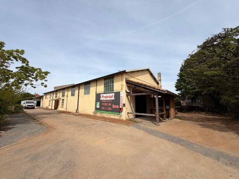 Retail in Vaulx-en-Velin to rent - Building Photo - Image 1 of 13