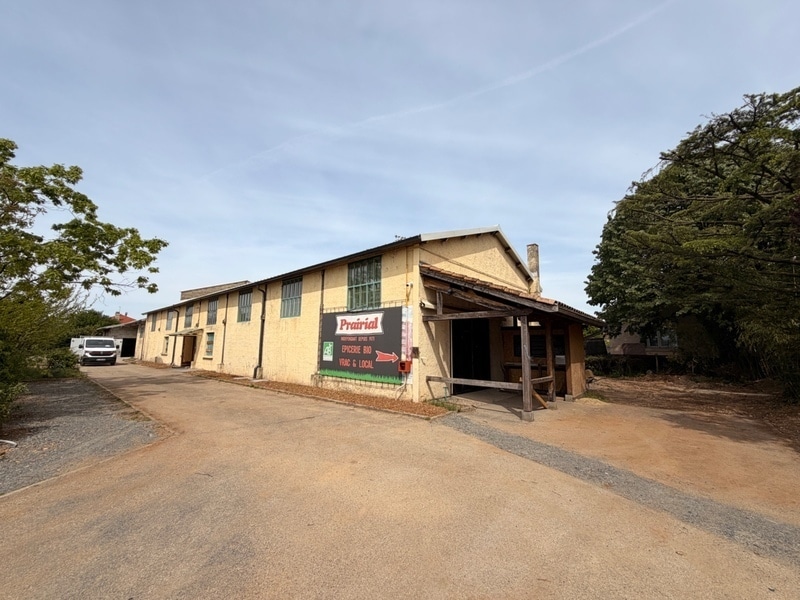 Retail in Vaulx-en-Velin to rent Building Photo- Image 1 of 14