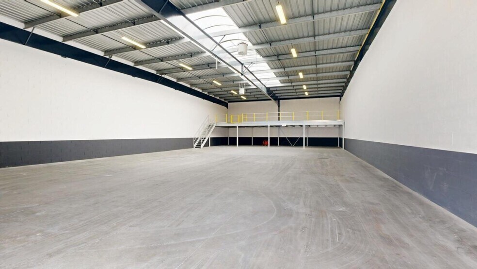 Light Industrial in Bezons to rent - Building Photo - Image 2 of 13