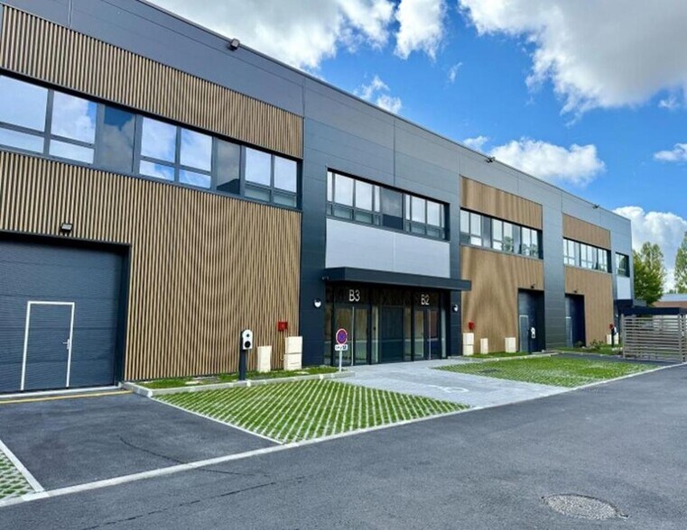 Light Industrial in Trappes to rent - Building Photo - Image 1 of 21