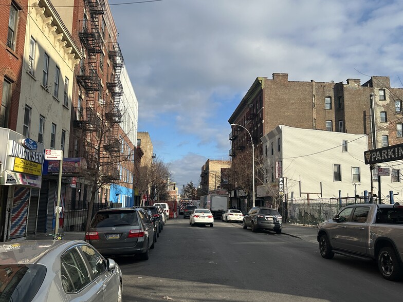 616, 620, 622 Courtlandt Ave Portfolio portfolio of 3 properties for sale on LoopNet.co.uk - Building Photo - Image 3 of 4