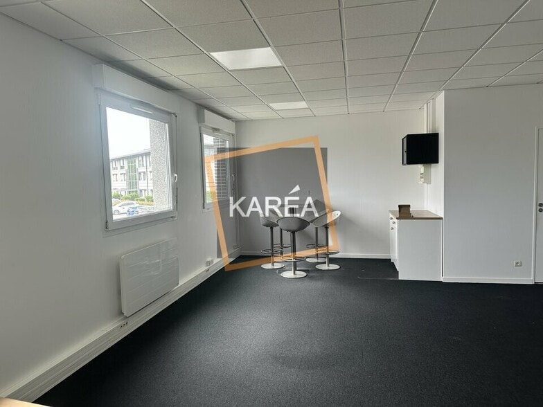 Office in Magny-le-Hongre to rent - Interior Photo - Image 2 of 5