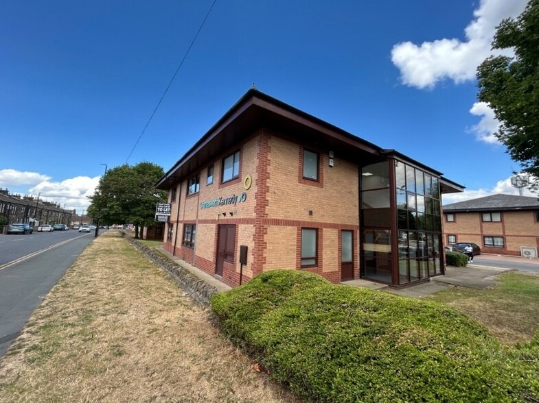 12 Moorfield Clos, Yeadon to rent - Building Photo - Image 2 of 2