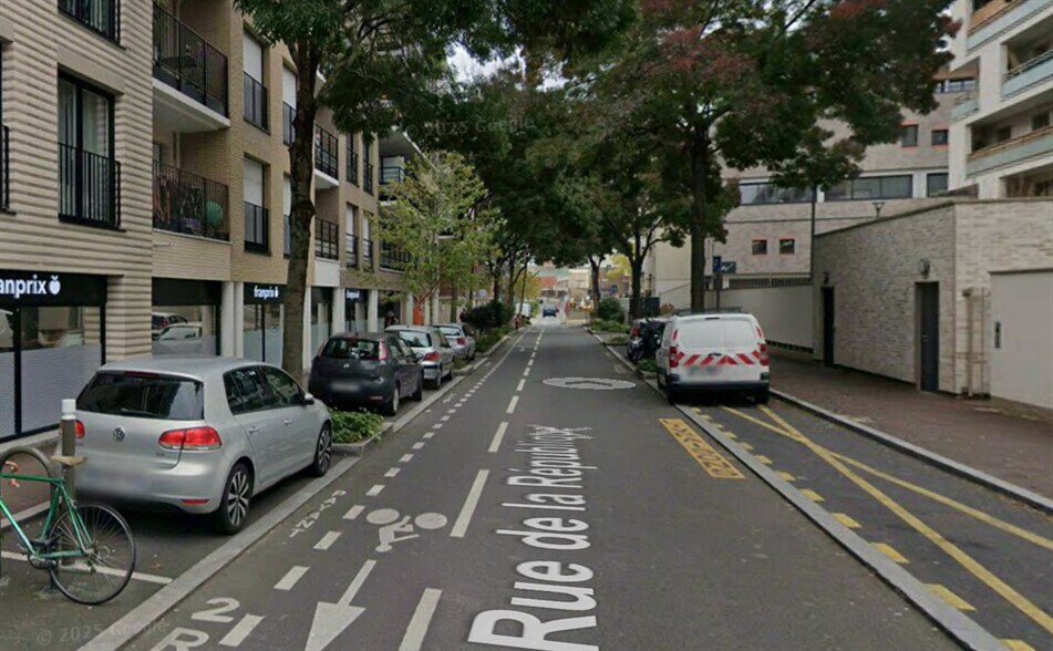 Retail in Suresnes to rent - Building Photo - Image 2 of 4