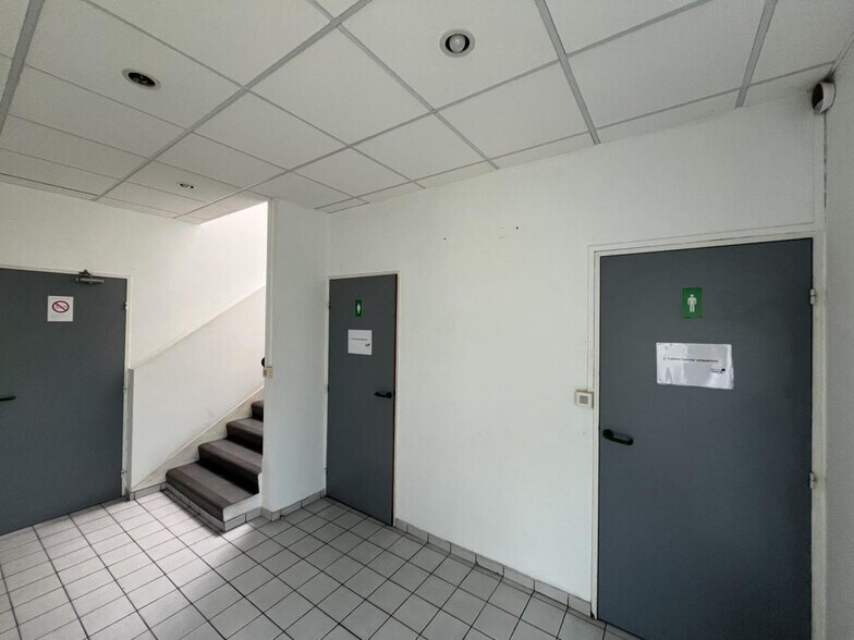 Industrial in Trappes to rent - Interior Photo - Image 2 of 8