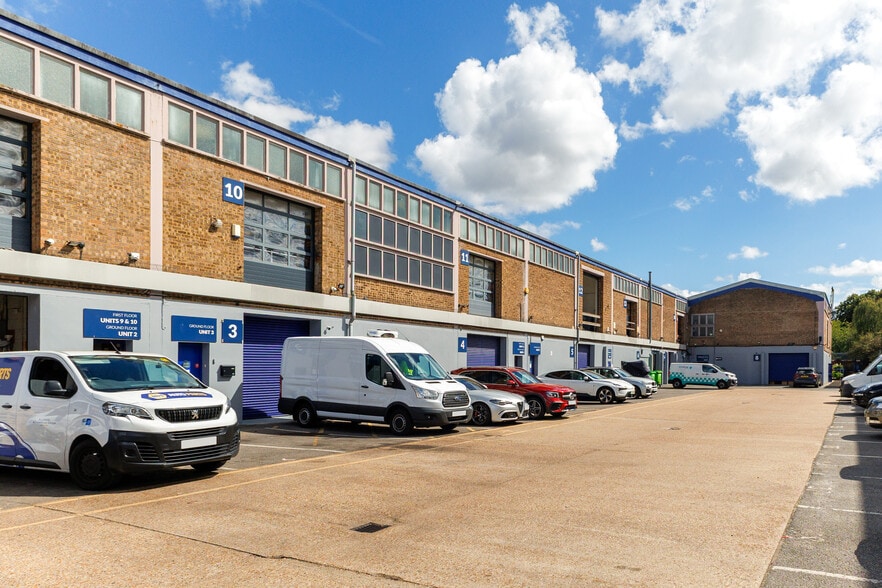 Bond Rd, Mitcham to rent - Building Photo - Image 3 of 6