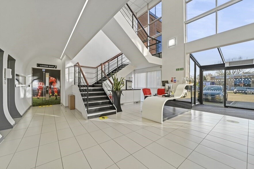 Plane Tree Cres, Feltham to rent - Building Photo - Image 3 of 6