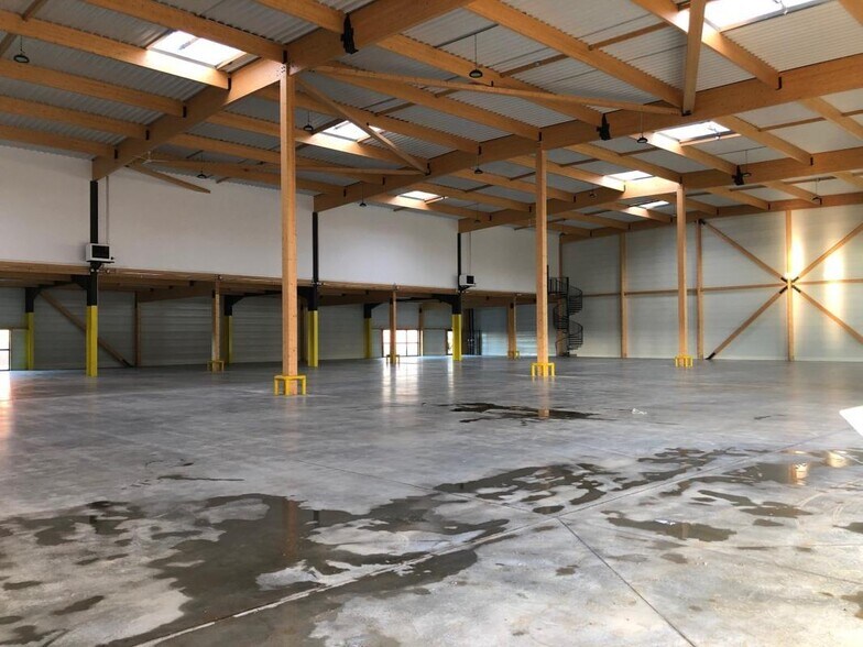 Light Industrial in Louvres to rent - Interior Photo - Image 3 of 10