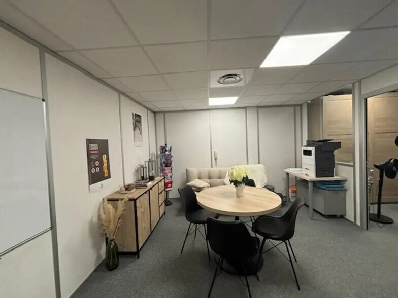 Office in Aix-en-Provence to rent - Building Photo - Image 1 of 5