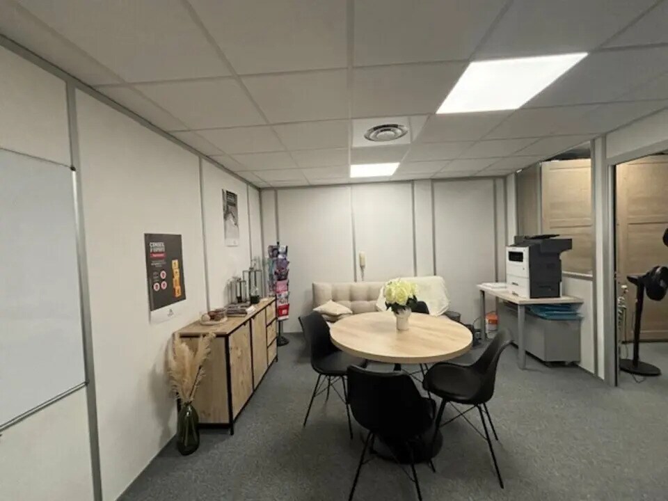 Office in Aix-en-Provence to rent Building Photo- Image 1 of 6