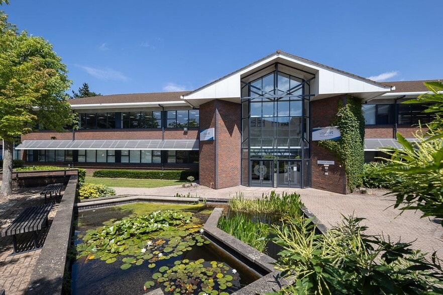 Jays Clos, Basingstoke to rent - Building Photo - Image 2 of 9