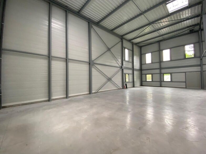 Light Industrial in OULLINS-PIERRE-BÉNITE to rent - Building Photo - Image 2 of 5