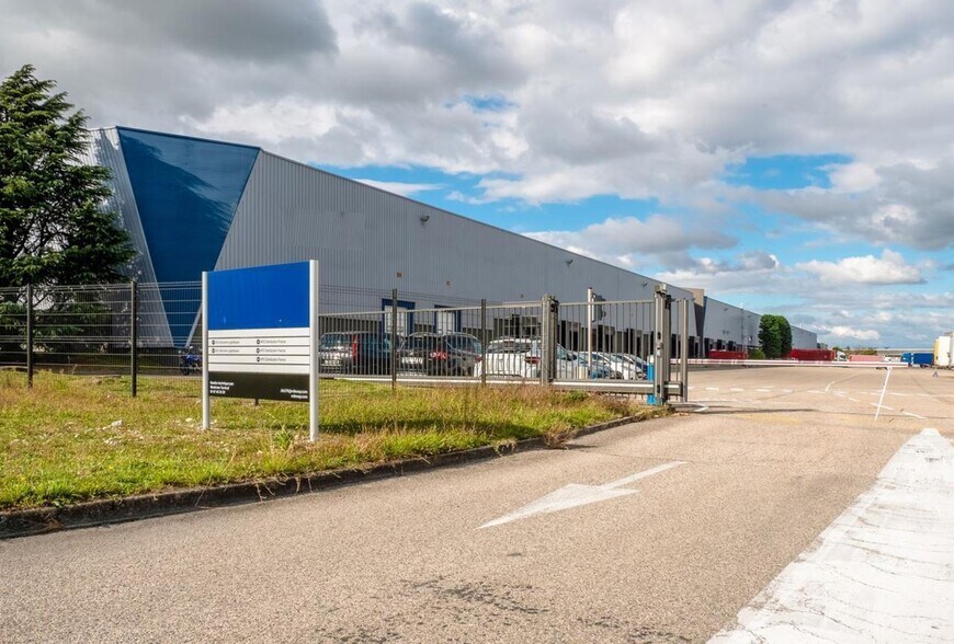 Industrial in Saint-Quentin-Fallavier to rent - Building Photo - Image 2 of 23