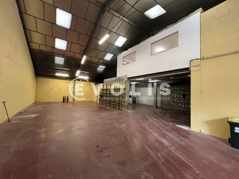 Light Industrial in Vaulx-en-Velin to rent - Interior Photo - Image 2 of 8