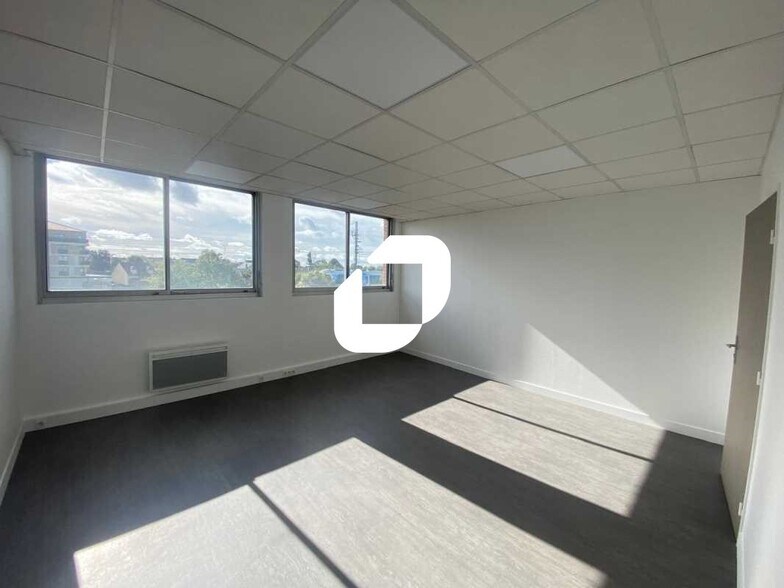 Office in Conflans-Sainte-Honorine to rent - Interior Photo - Image 3 of 7