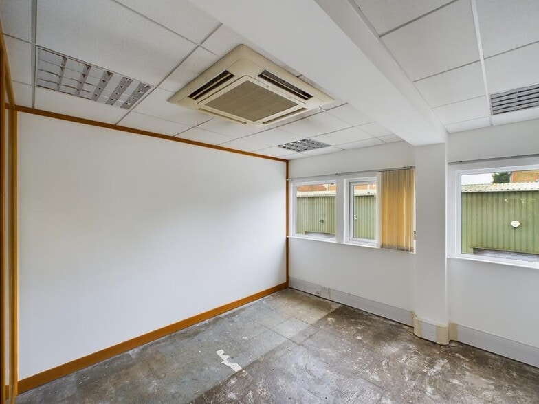 Queens Rd, Barnet to rent - Building Photo - Image 3 of 9