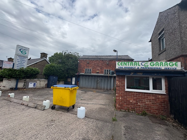 122 Westhead Road, Leyland to rent - Building Photo - Image 2 of 6