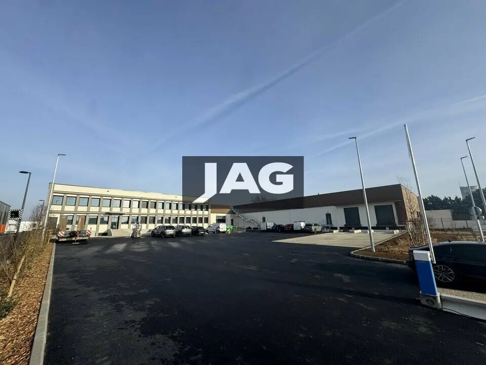 Light Industrial in Caluire-et-Cuire to rent Building Photo- Image 1 of 13