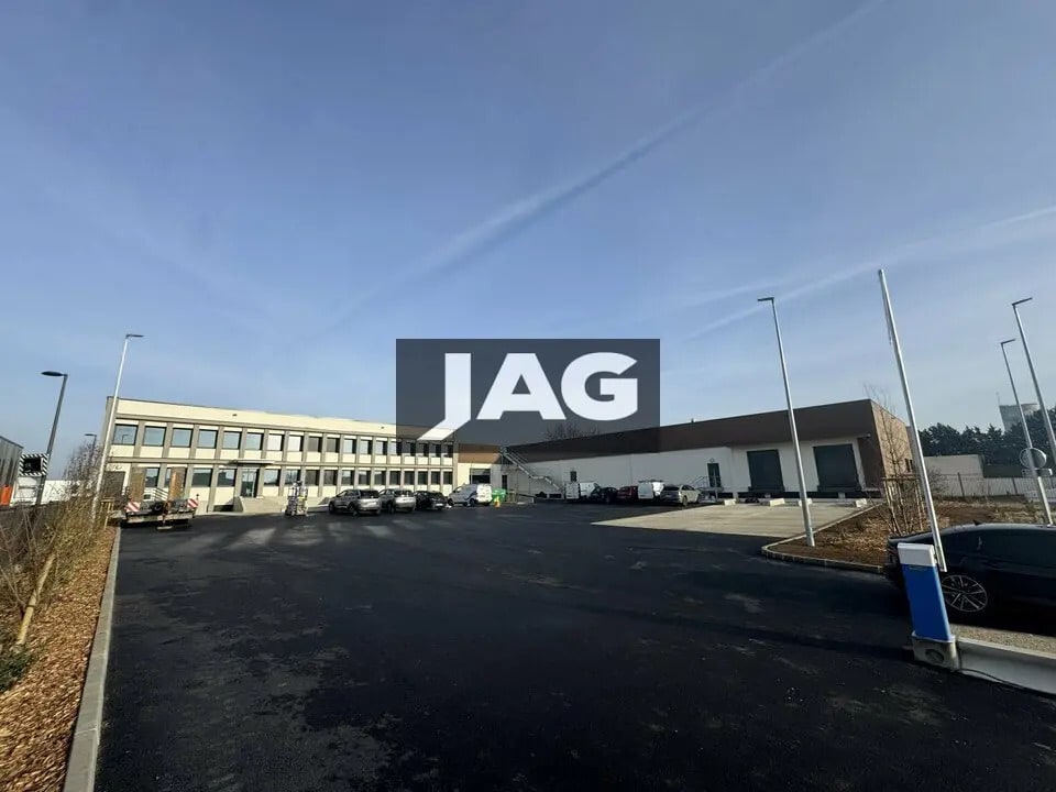 Light Industrial in Caluire-et-Cuire to rent Primary Photo- Image 1 of 13