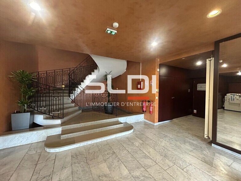 Avenue Charles De Gaulle, Saint-Didier-au-Mont-d'Or for sale - Lobby - Image 2 of 14