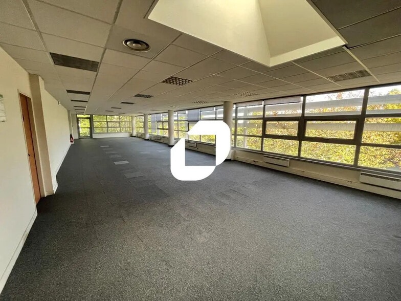 20 Boulevard De L'Europe, Combs-la-Ville to rent - Interior Photo - Image 1 of 5