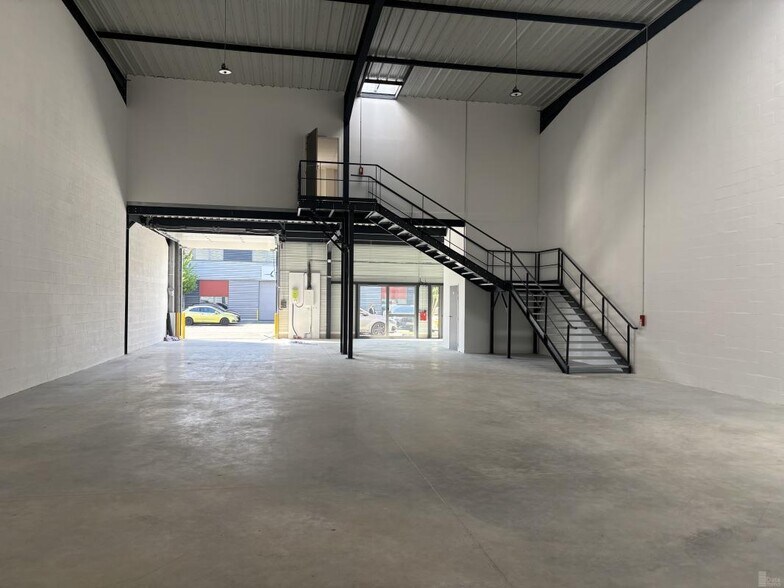 Light Industrial in Le Thillay to rent - Building Photo - Image 1 of 11