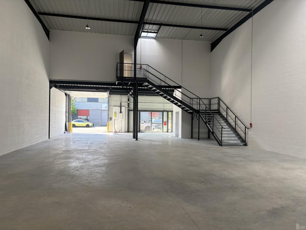 Light Industrial in Le Thillay to rent Building Photo- Image 1 of 12