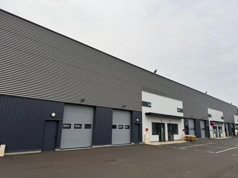 Light Industrial in Savigny-le-Temple to rent - Building Photo - Image 1 of 3