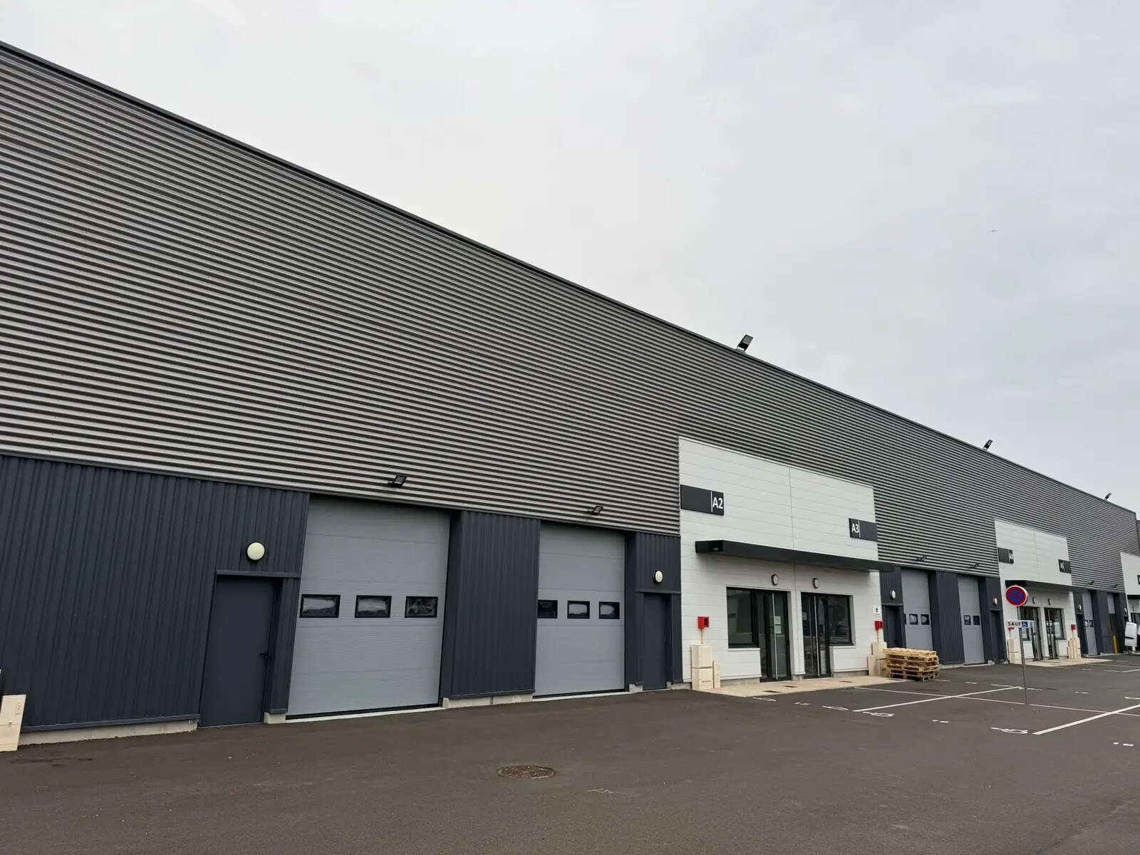 Light Industrial in Savigny-le-Temple to rent Building Photo- Image 1 of 4