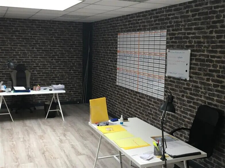 Light Industrial in Élancourt to rent - Building Photo - Image 3 of 5